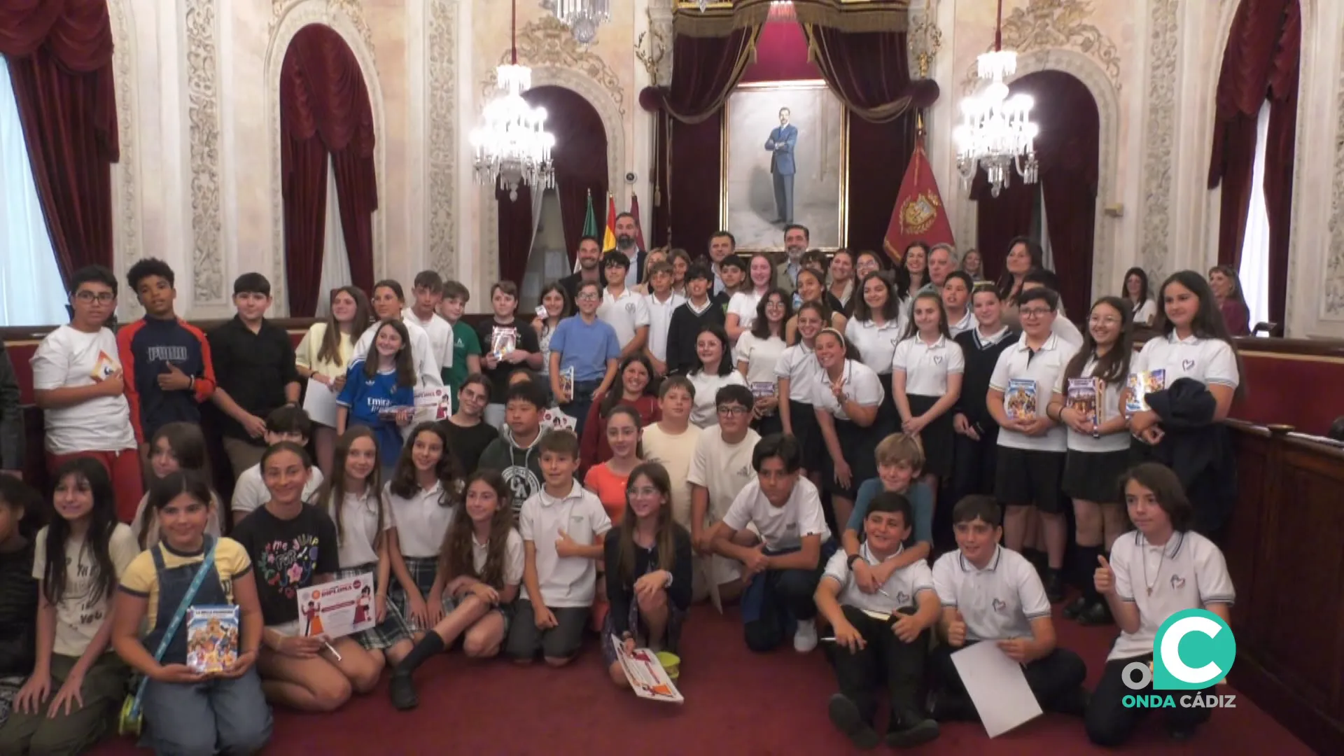 Los pequeños protagonistas junto con las autoridades municipales tras el acto