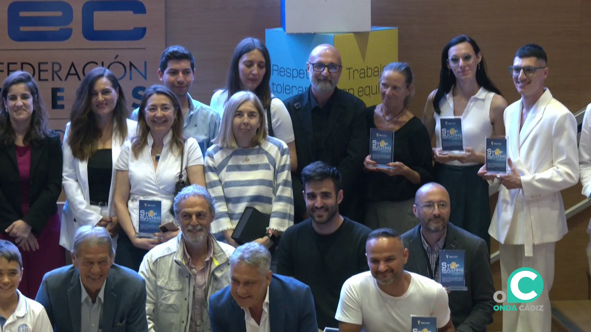 Los galardonados con las autoridades presentes tras el acto 