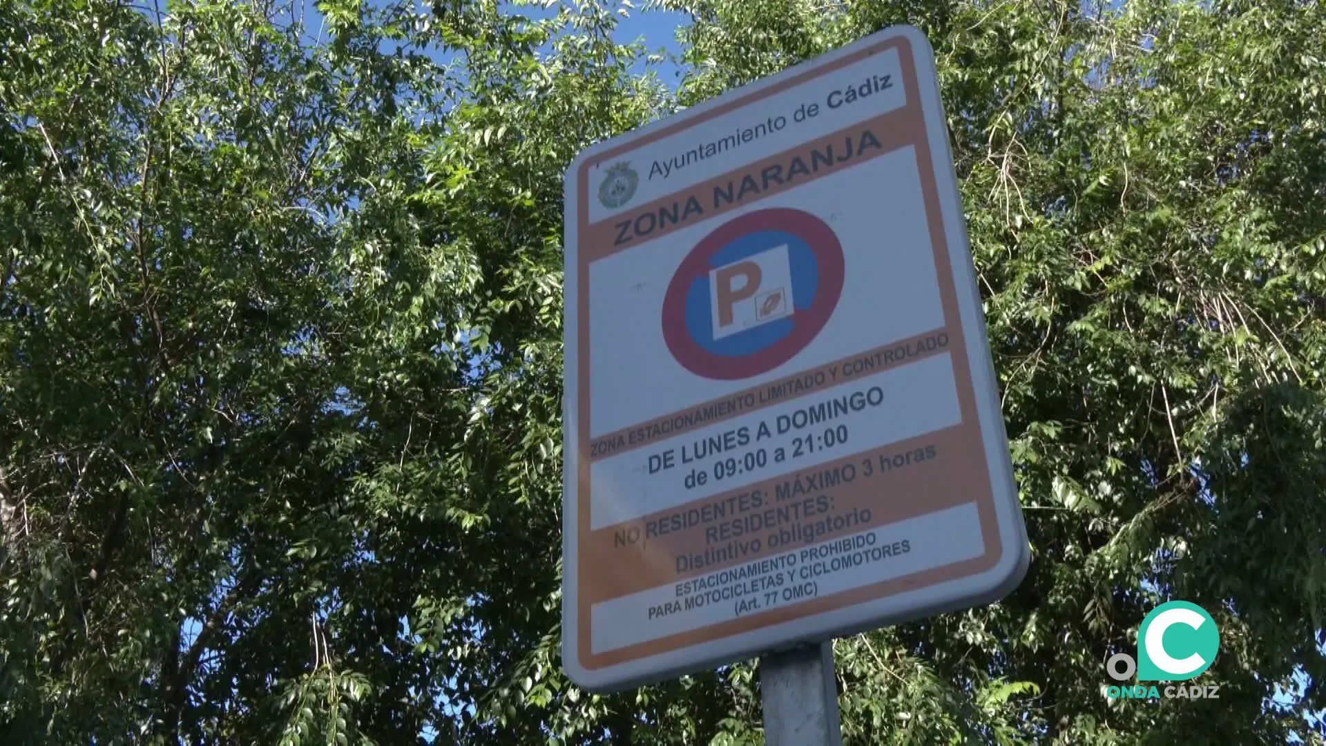 Cartel de señalización de zona naranja en una calle de la capital gaditana