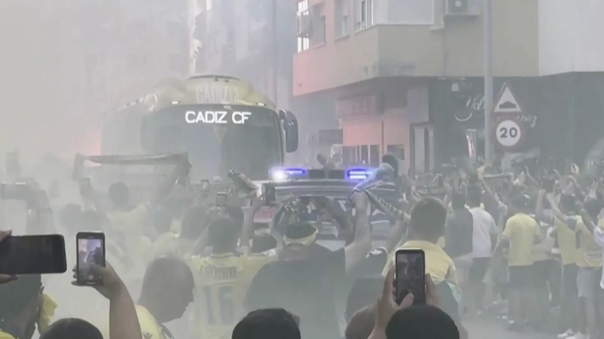 Recibimiento de los aficionados a los jugadores en un partido disputado en el feudo cadista