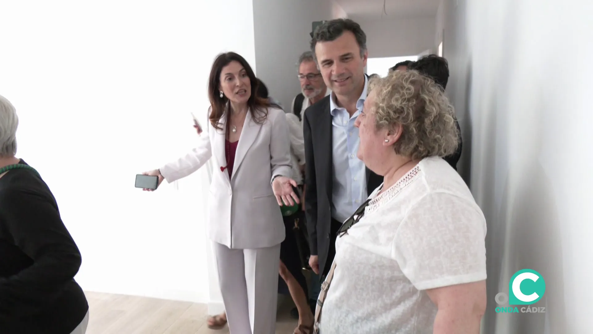 Autoridades acompañan a una de las propietarias a su nuevo hogar