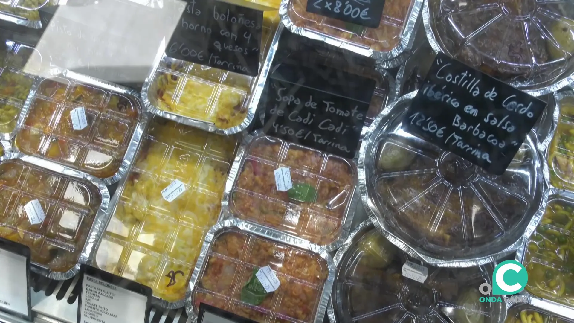 Paquetes de alimentos preparados en una imagen de archivo