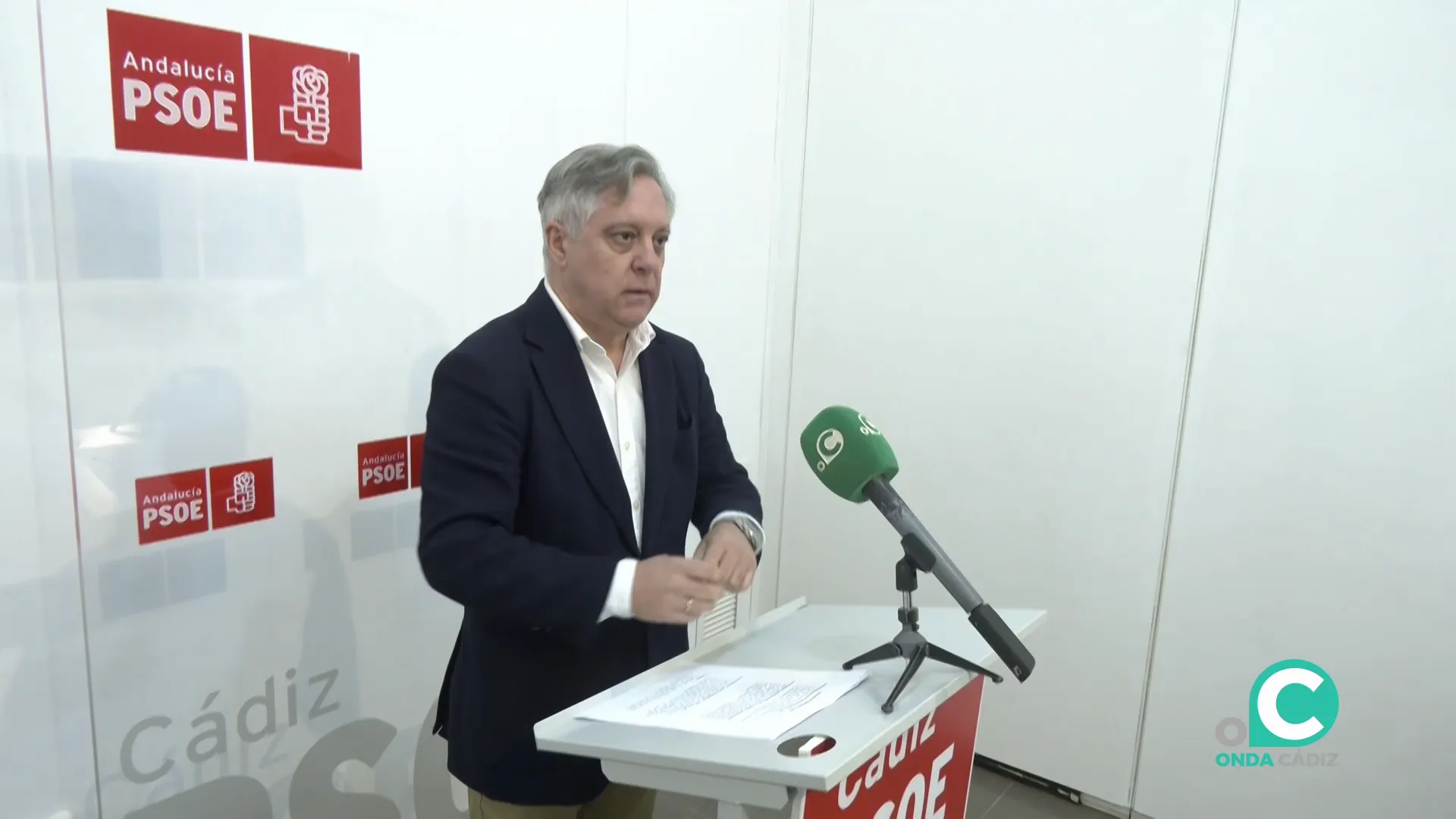 El portavoz del grupo municipal socialista durante una rueda de prensa