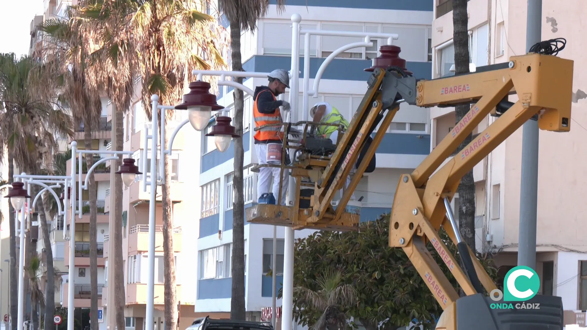 Operarios actuan en las luces del Paseo Marítimo