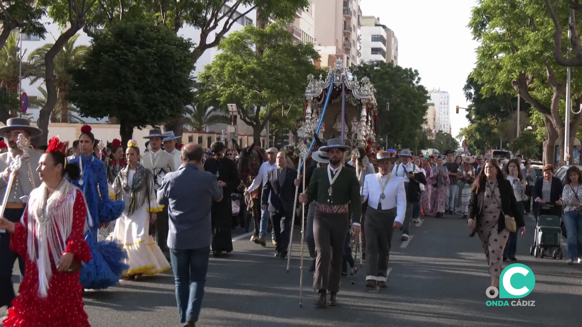 Rocieros por la avenida en la partida de la peregrinación la pasada semana