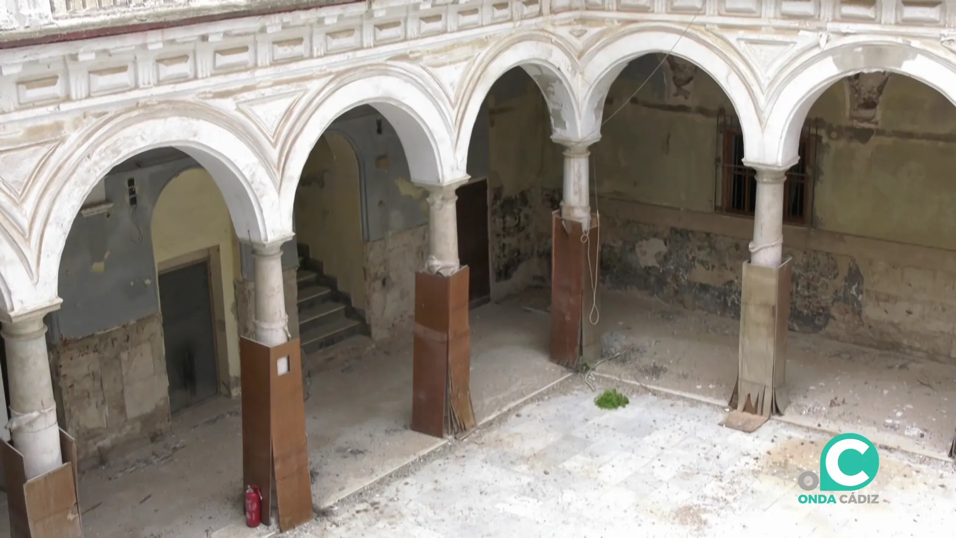Patio del inmueble del antguo centro educativo