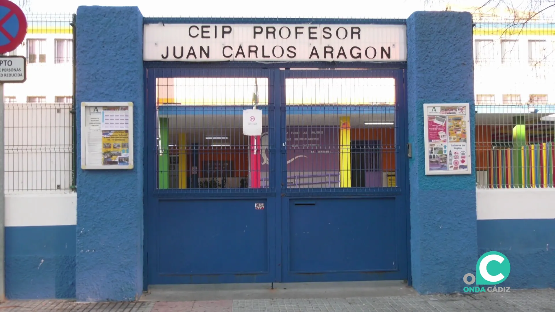 Entrada al centro educativo en la barriada de La Paz