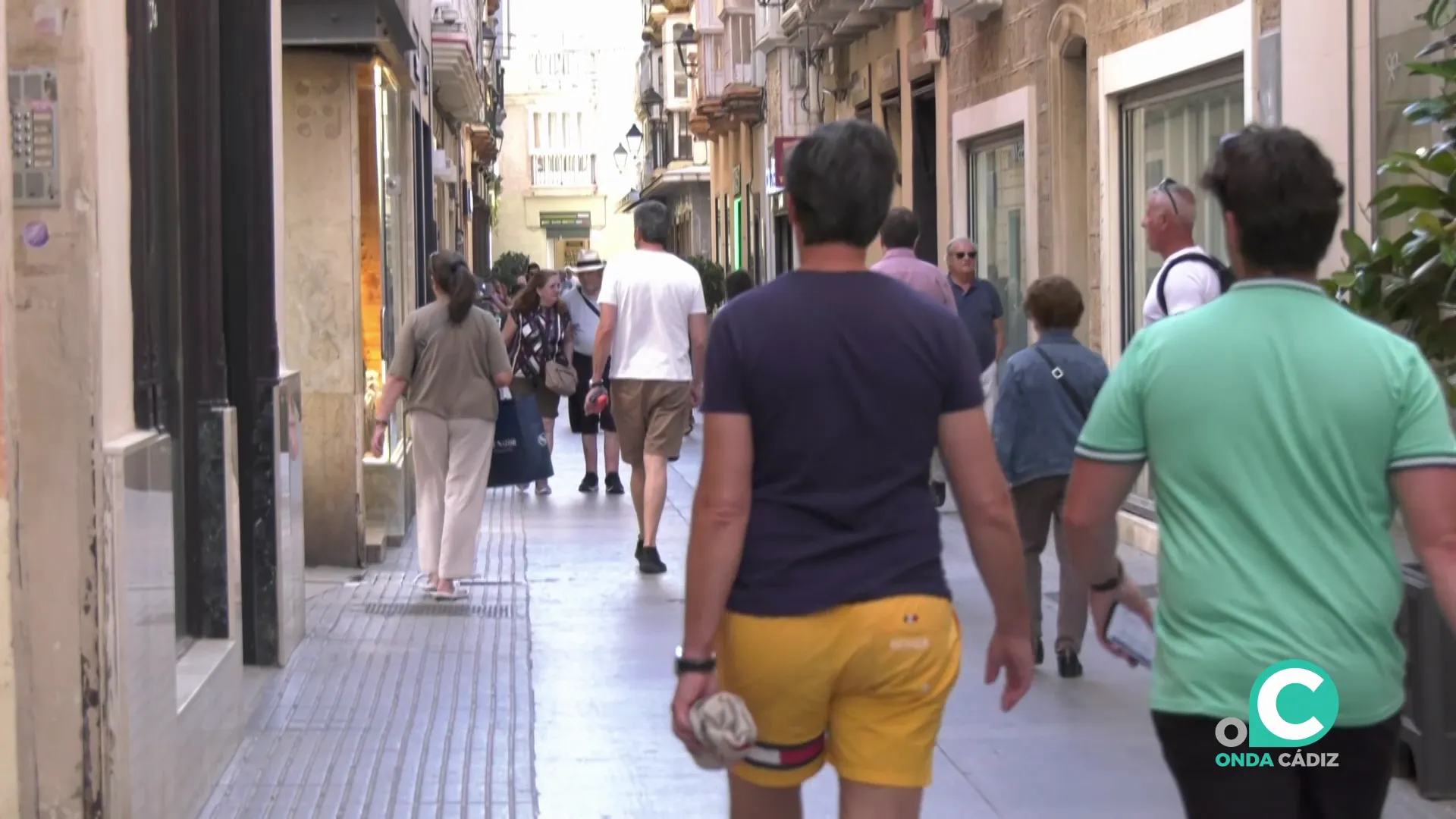 Viandantes por una de las calles céntricas de la capital gaditana