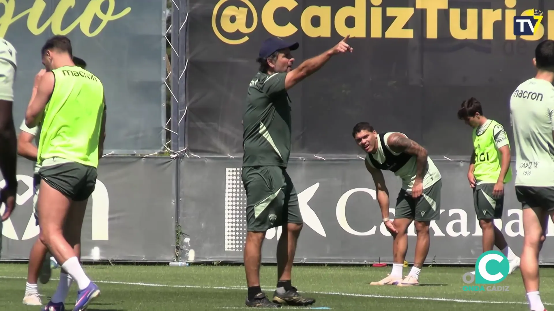 El técnico cadista imparte instrucciones a la plantilla cadita en El Rosal