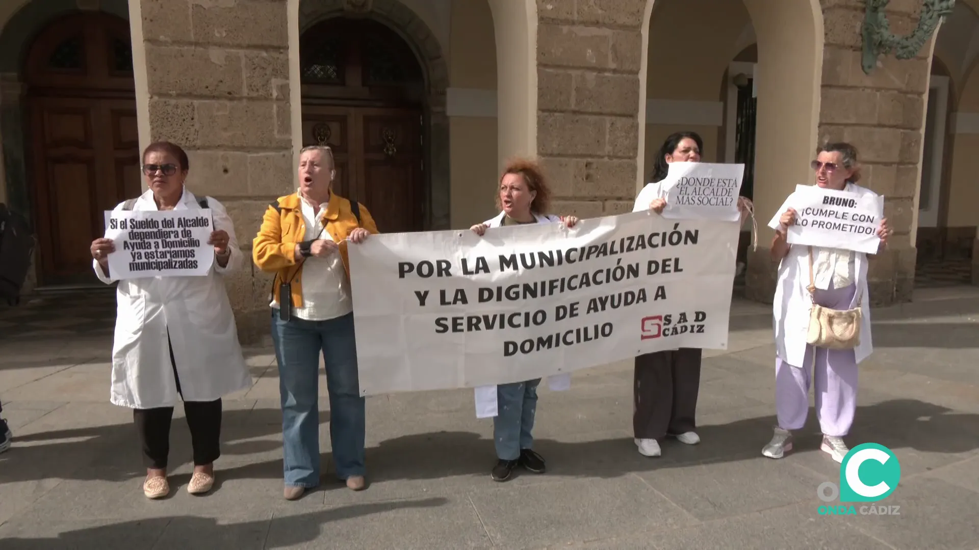 Protesta de los empleados a las puertas del Ayuntamiento de Cádiz