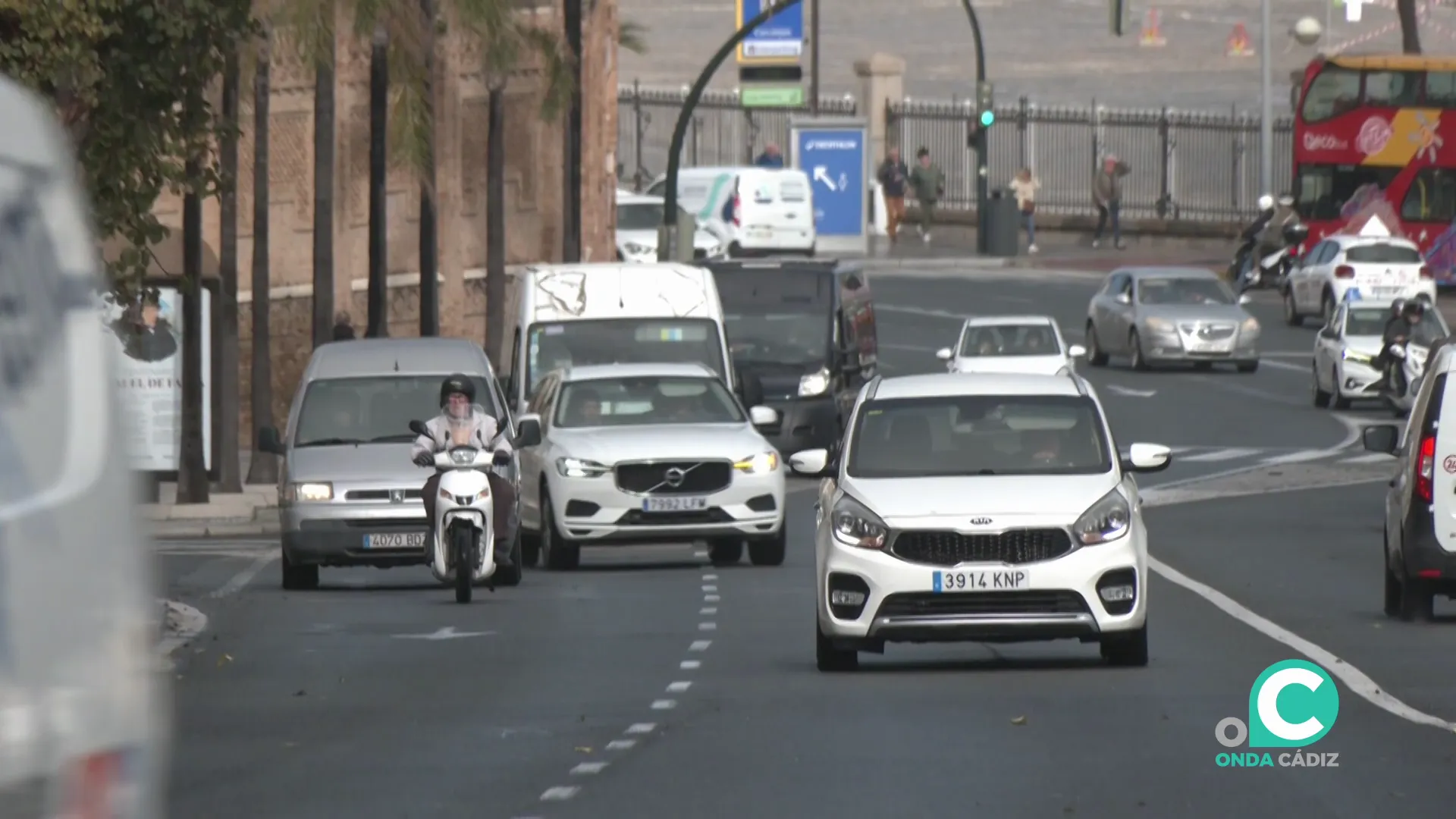 Vehículos circulando por el interior de la ciudad