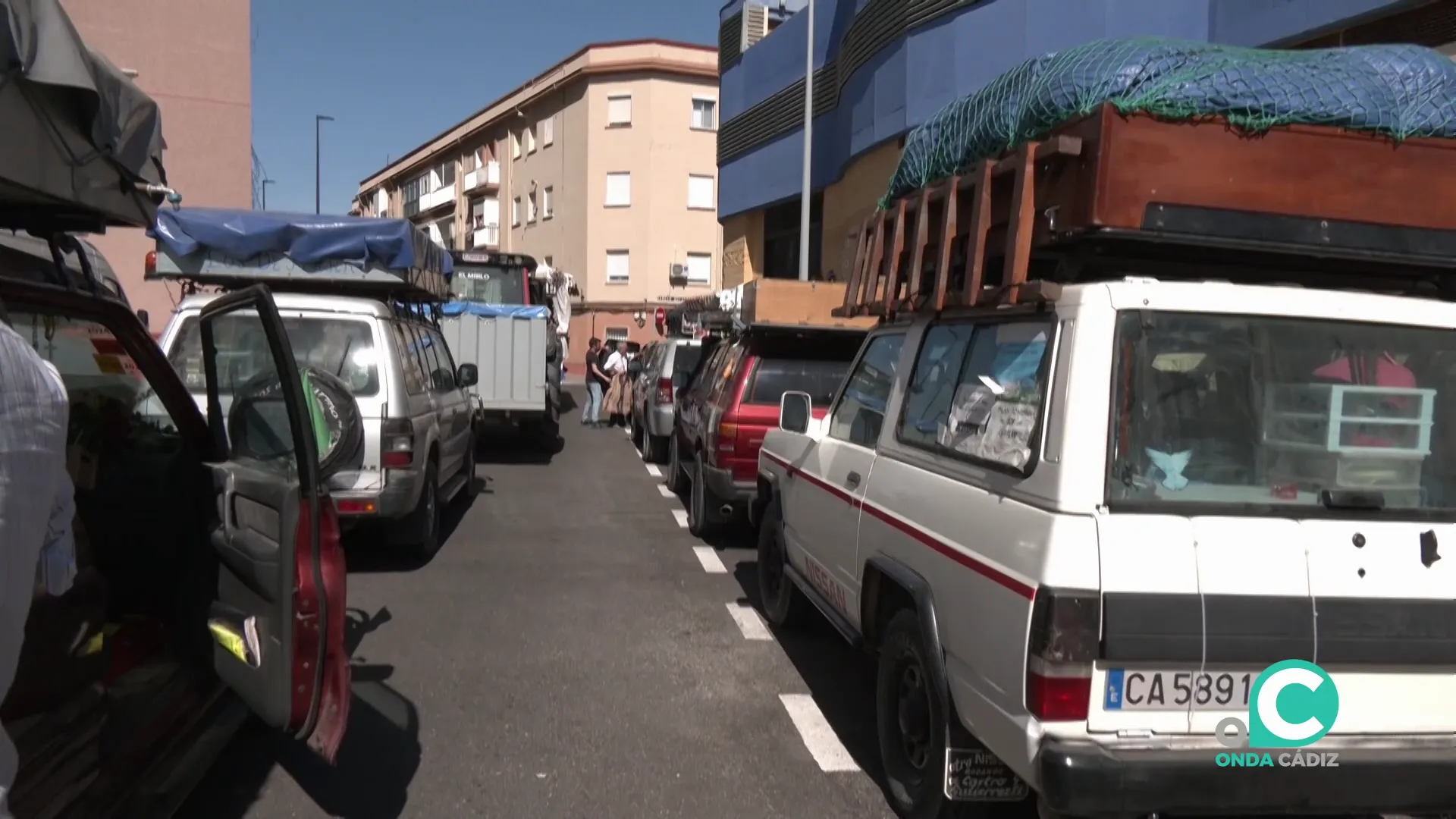 Los vehículos estacionados ante la Casa de Hermandad de la capital gaditana