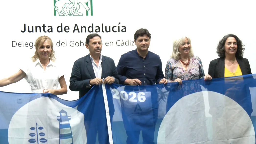 Cádiz mantiene un verano más las banderas azules de las playas de la Caleta, Cortadura, Victoria y Santa María del Mar.