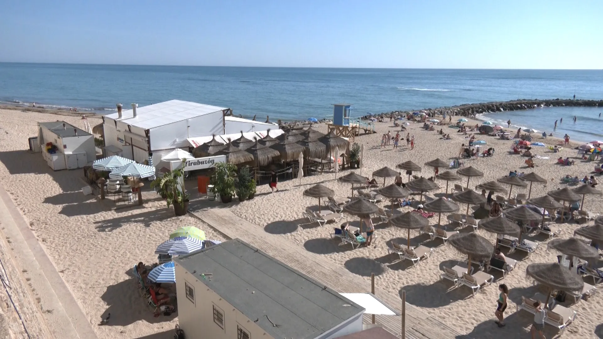 La Junta defiende la apertura anual de los chiringuitos de la costa gaditana