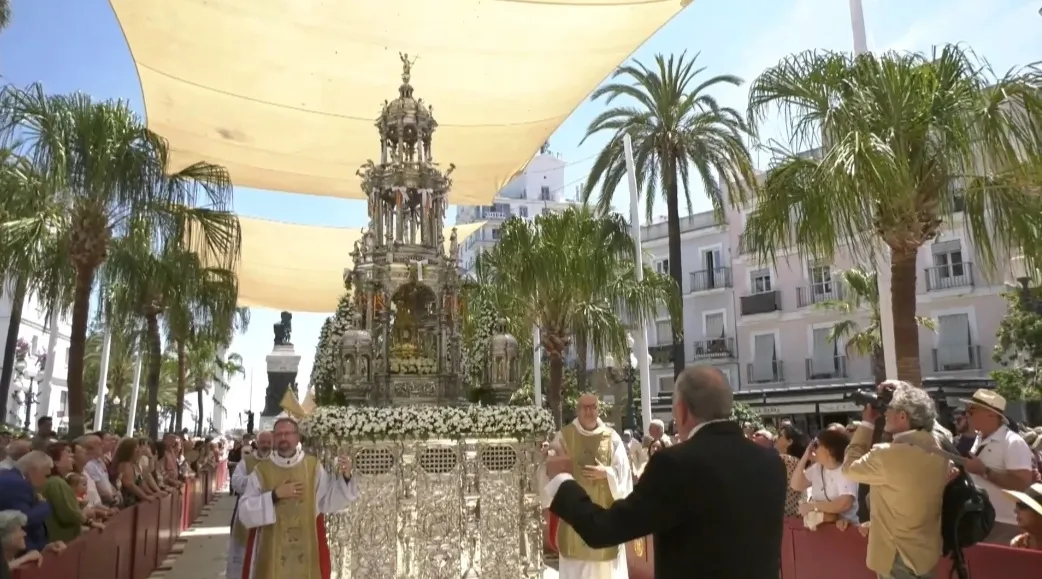Radiante jornada de Copus Christi en Cádiz.