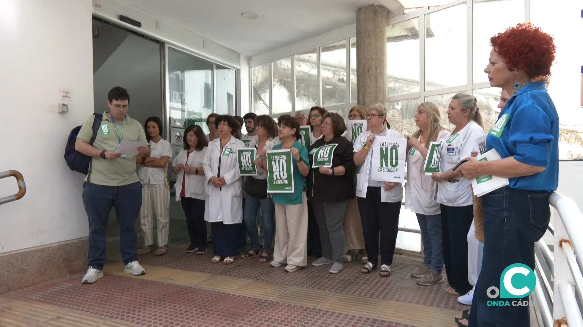 Una veintena de profesionales se han concentrado este martes en el centro del Olivillo.