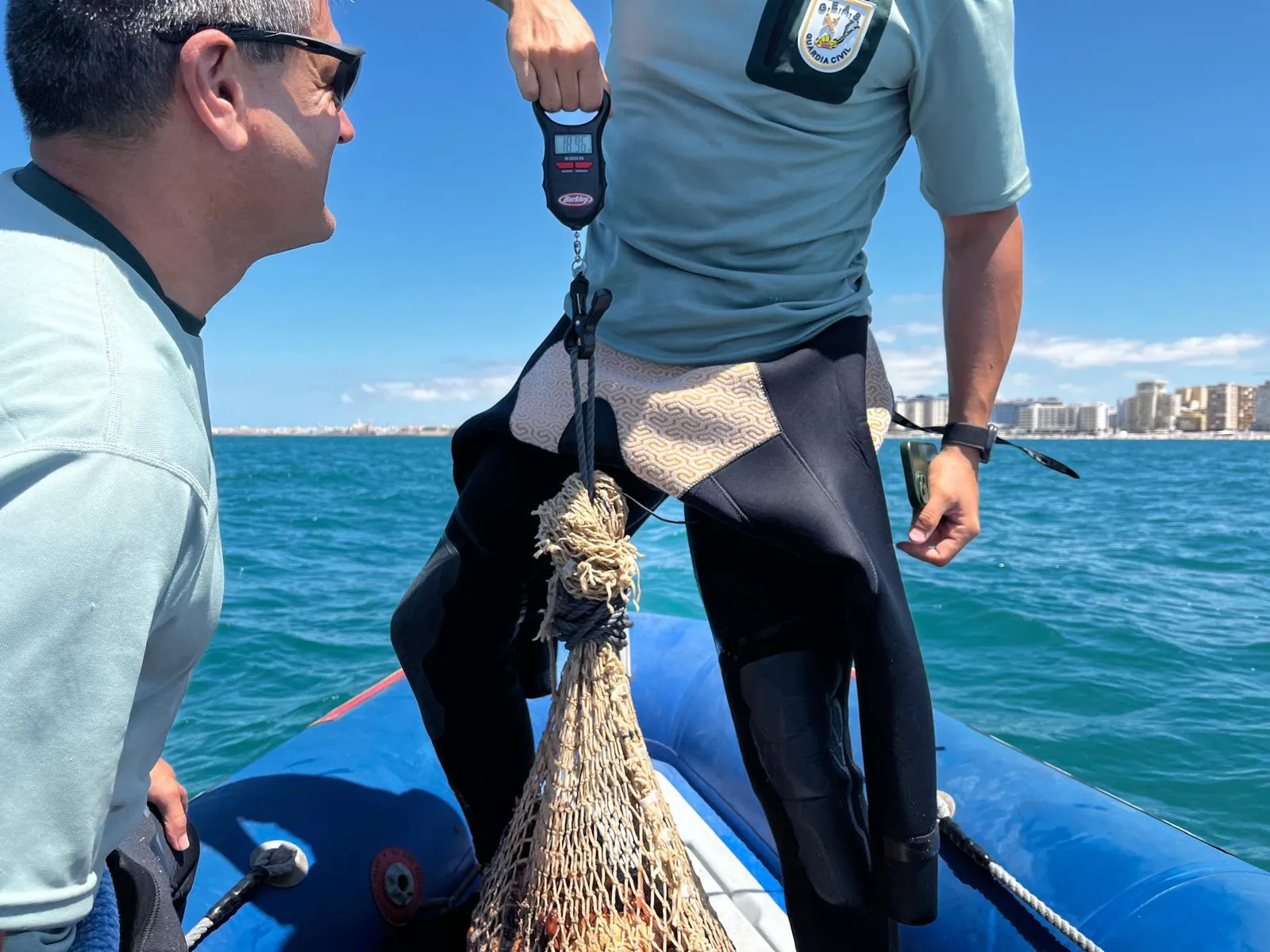 La Guardia Civil en el momento del hallazgo de las especies. 
