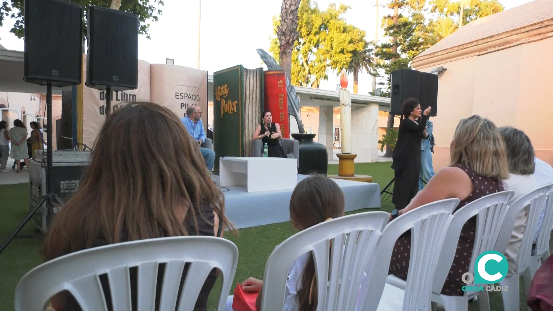 La pregonera de la Feria del Libro, Míriam Tirado, junto al coodinador, Alejandro Luque. 