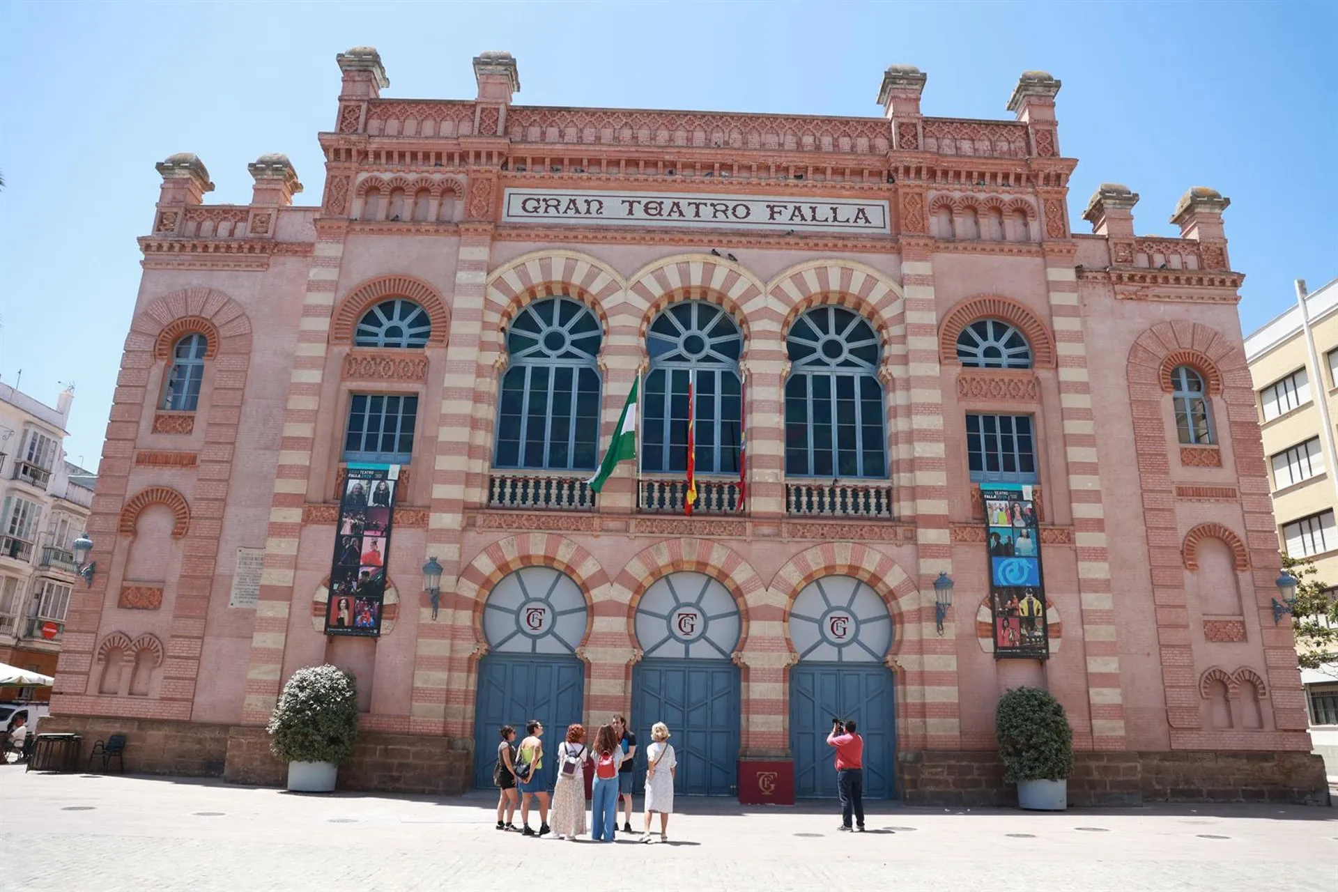 Imagen de la puerta del Gran Teatro Falla de Cádiz.
