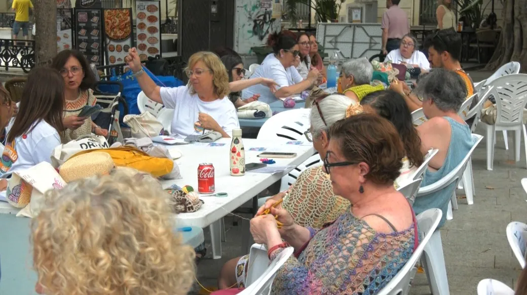Cádiz celebra el Día de tejer en público.