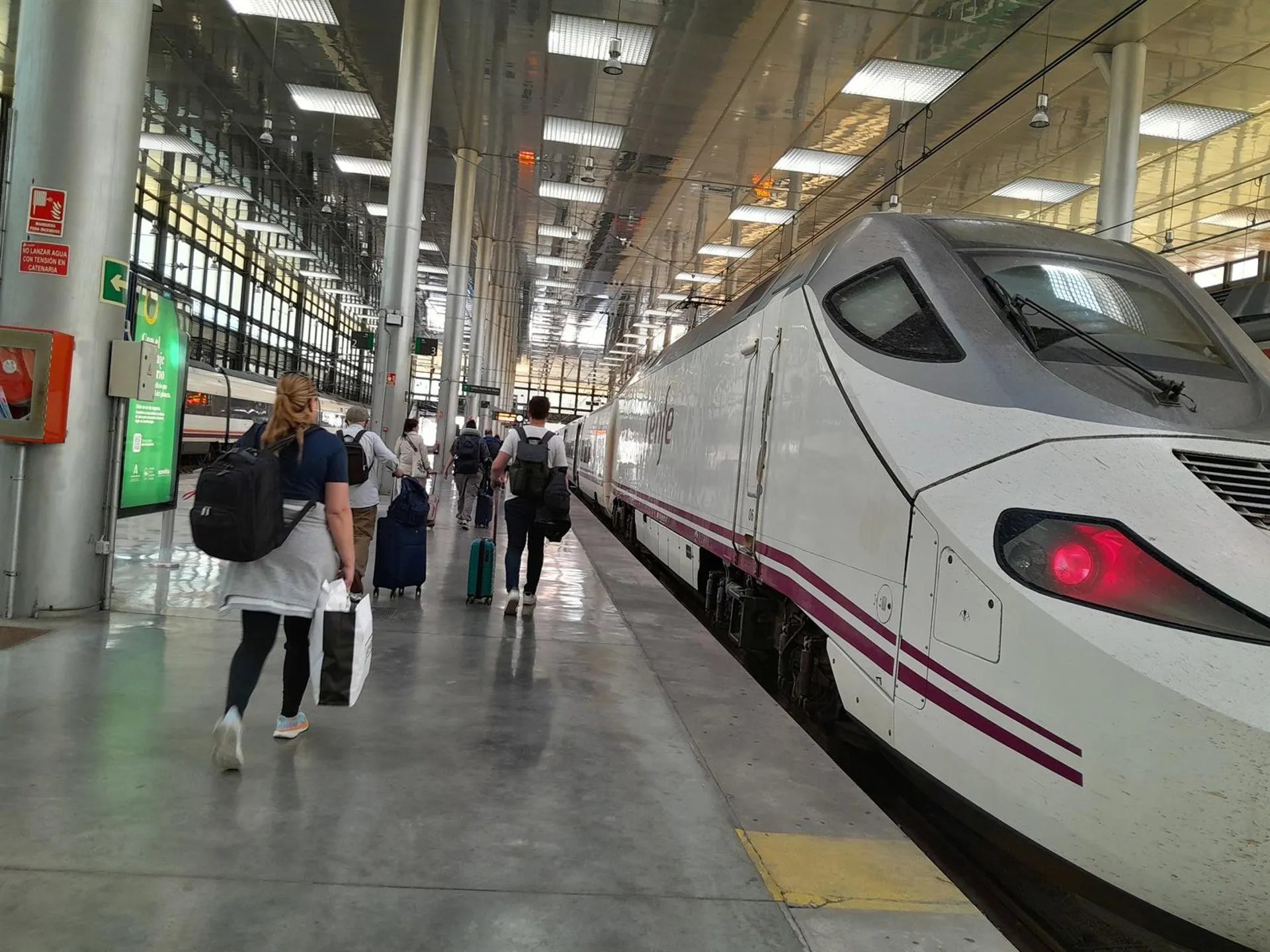 Pasajeros a punto de tomar el tren Alvia en la estación de Cádiz