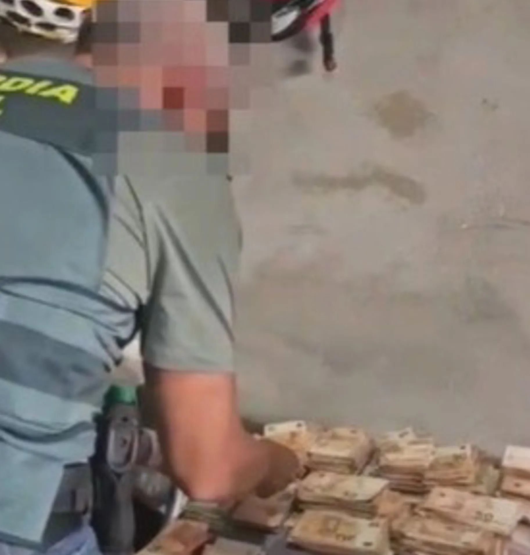 Un agente de la Guardia Civil contando dinero hallado en uno de los registros de la Sierra.