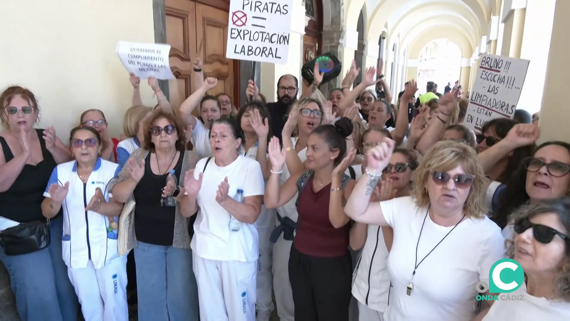 Las trabajadoras durante su concentración a las puertas del Ayuntamiento