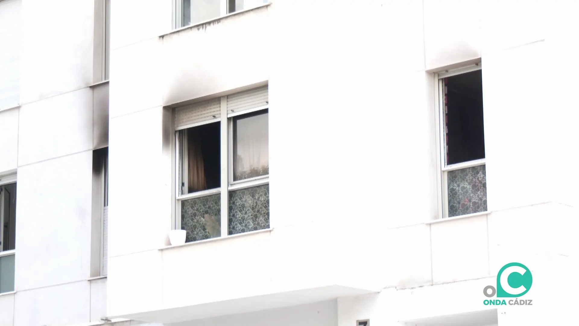 Efectos del fuego en las ventanas del edficio siniestrado