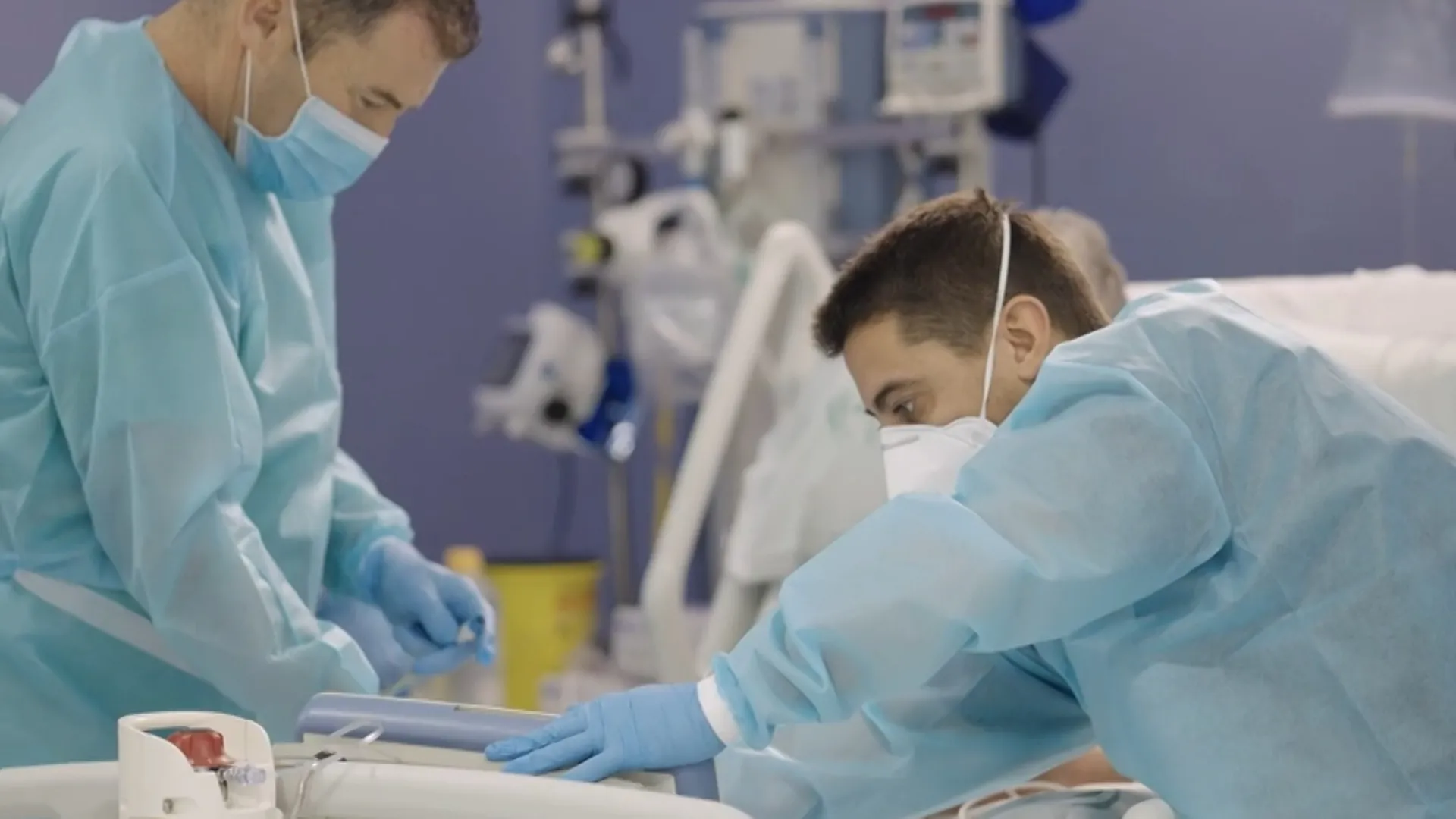 Enfermeros atendiendo a un paciente ingresado en la UCI