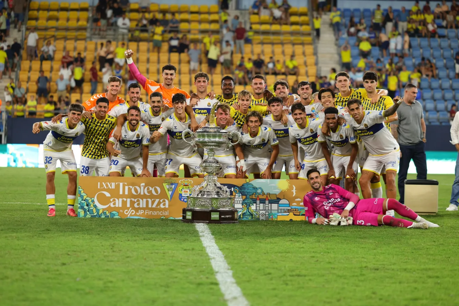 La UD Las Palmas posa con el Trofeo de campeón (Foto: UD Las Palmas)