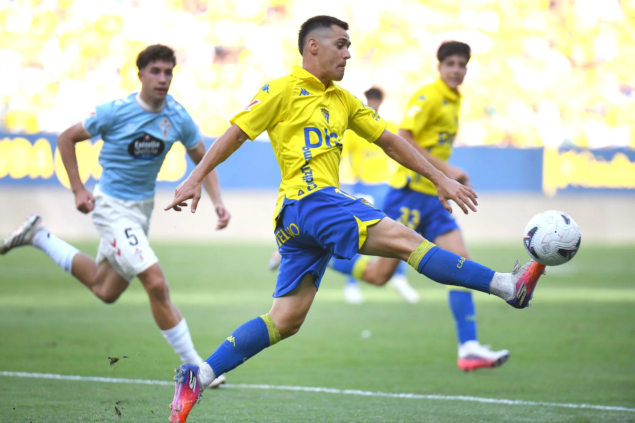 Izeta en una acción del choque (Foto: Cádiz CF)