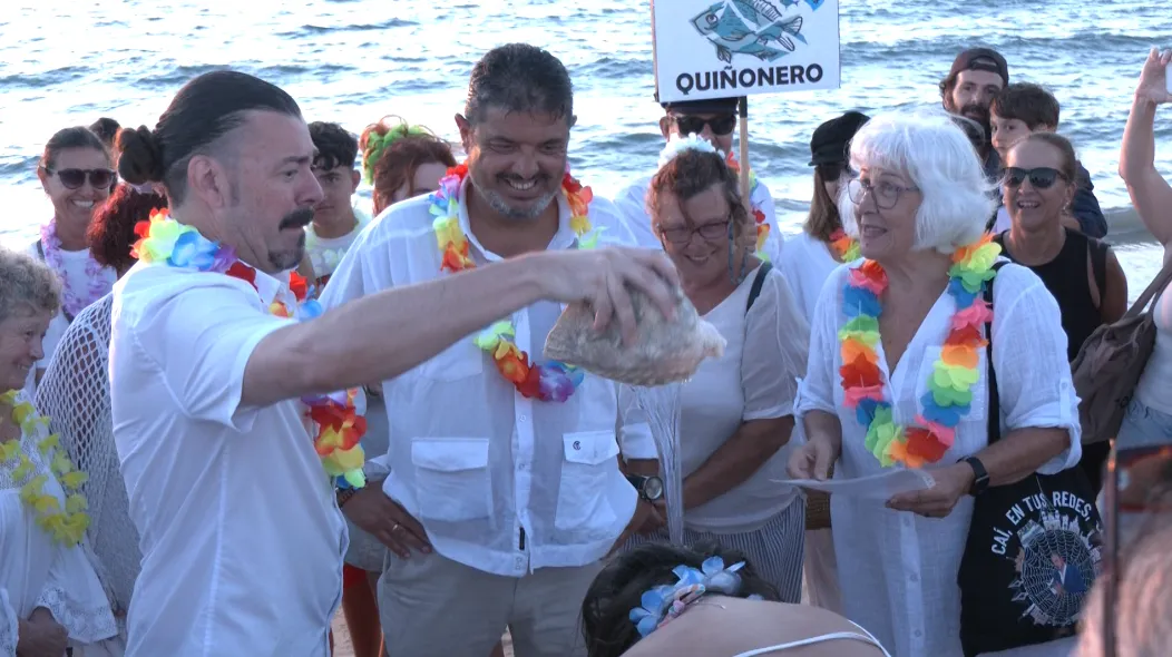 Unas ochenta personas reciben la esencia de Cádiz en una nueva edición de los bautizos quiñoneros.
