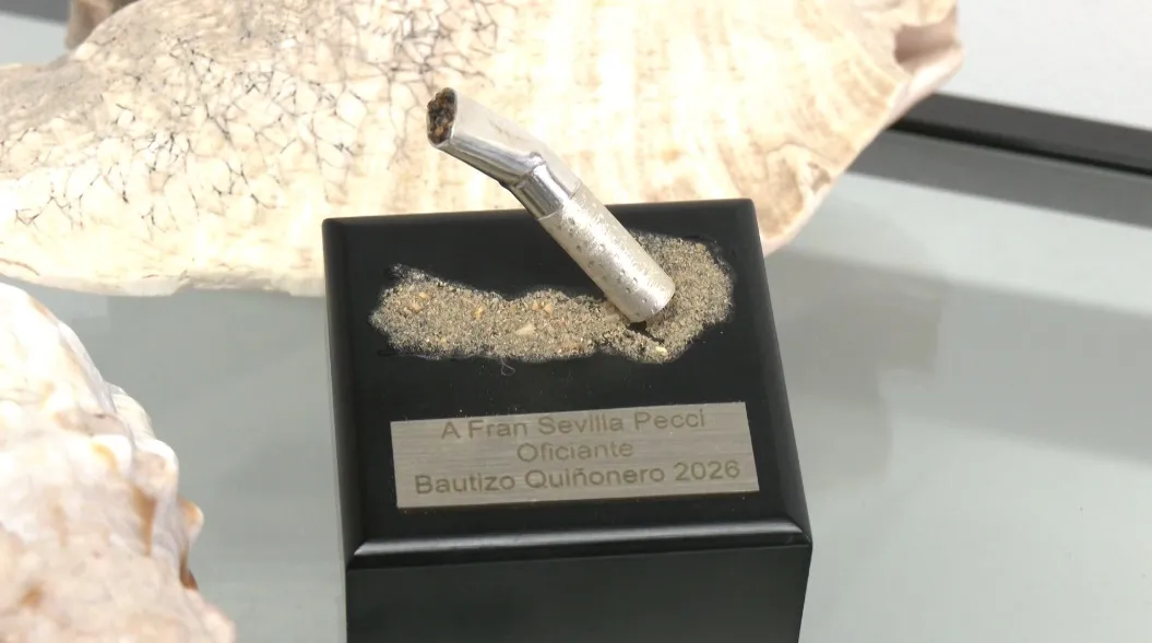 Una colilla de plata para recordar el ecologismo de Quiñones.