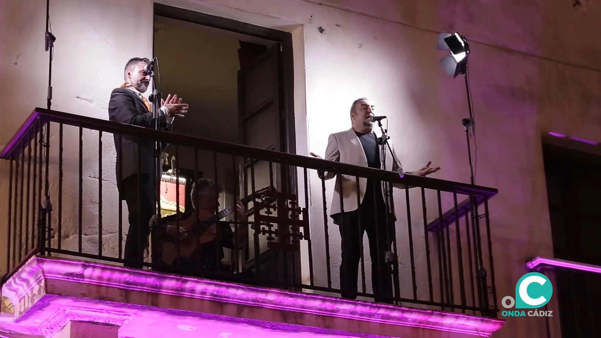 Manolo Gago y Alejandro Silva desde el balcón de la iglesia de Santa María