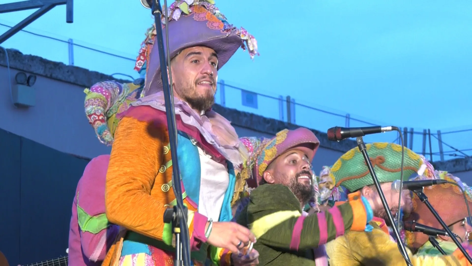 Un momento de la actuación de la comparsa 'Los invisibles'