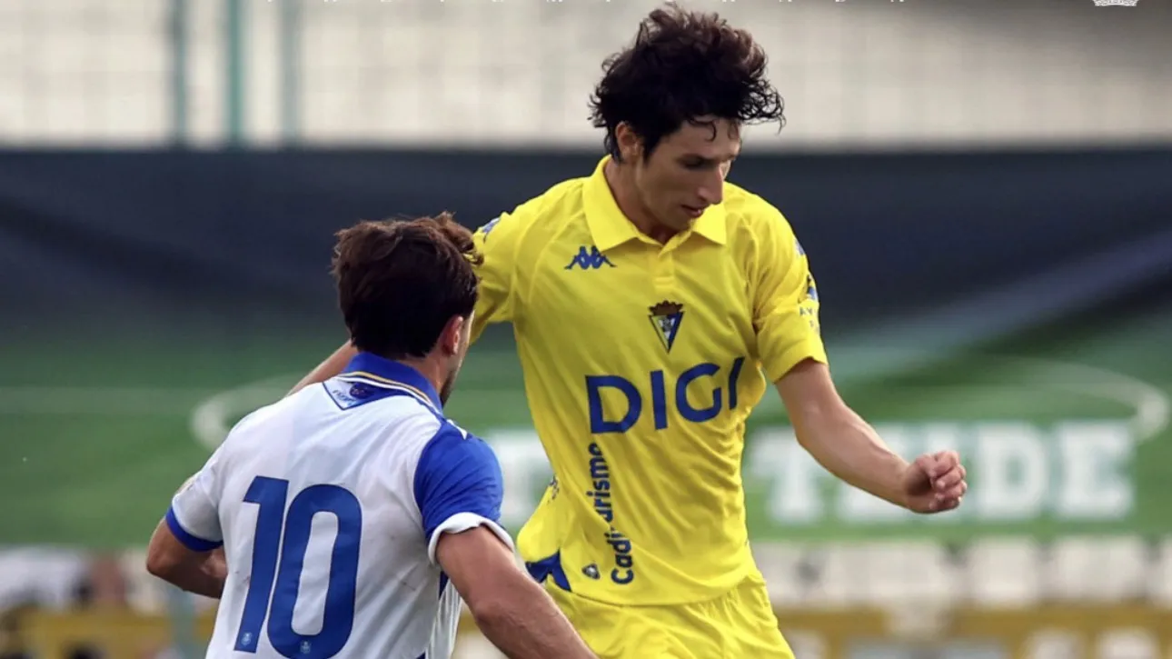 Ibón Sánchez en una acción del choque (Foto: Cádiz CF)