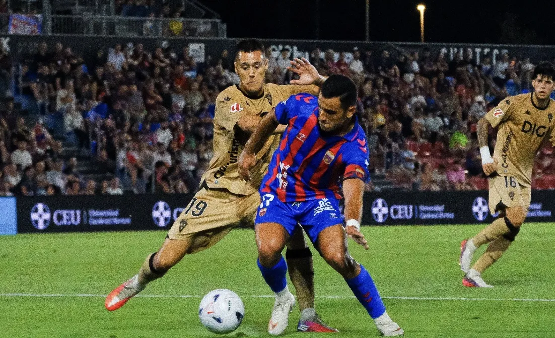 Izeta en una acción con Clemente (Foto: LaLiga)