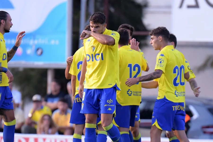 Álvaro García Pascual celebra el primer tanto (Foto: Cádiz CF)