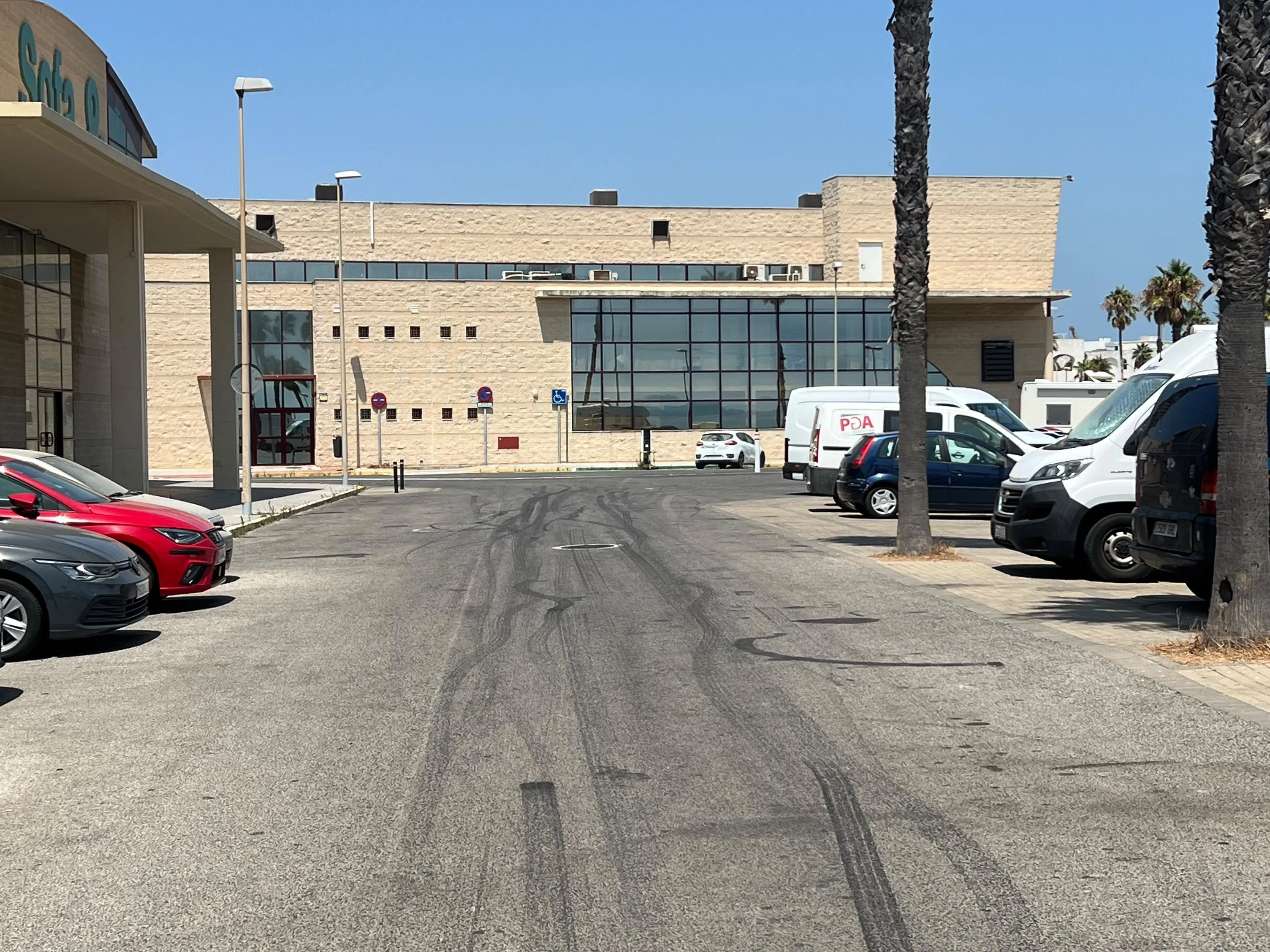 La Policía Local actúa ante una concentración de vehículos y conductas peligrosas en la zona de la ITV. 