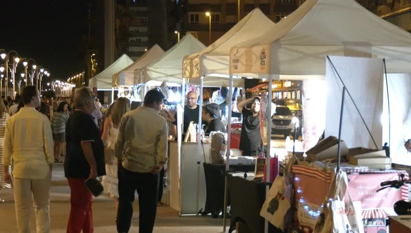 Los comercios de extramuros sacan sus productos a la calle.