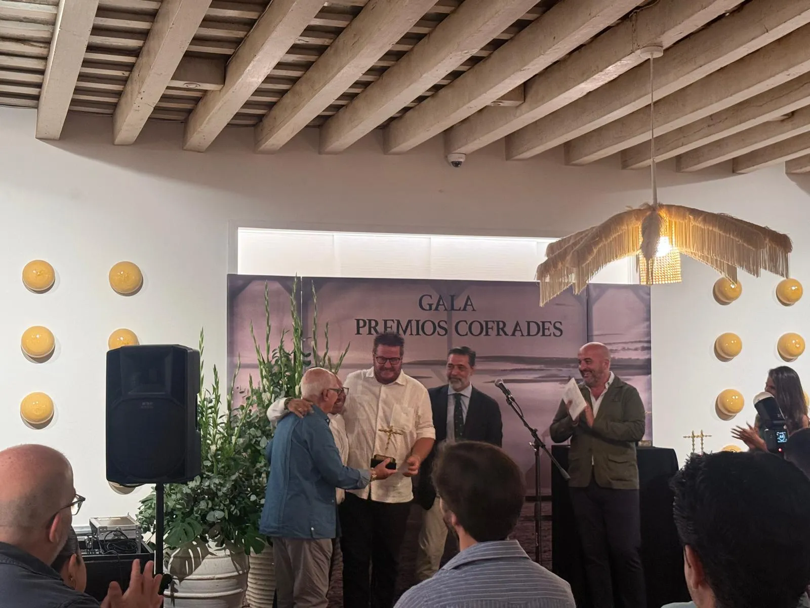 La hermandad de Vera Cruz ha organizado estos galardones con una cena benéfica