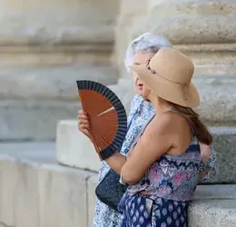 Una mujer se abanica durante la pasada ola de calor