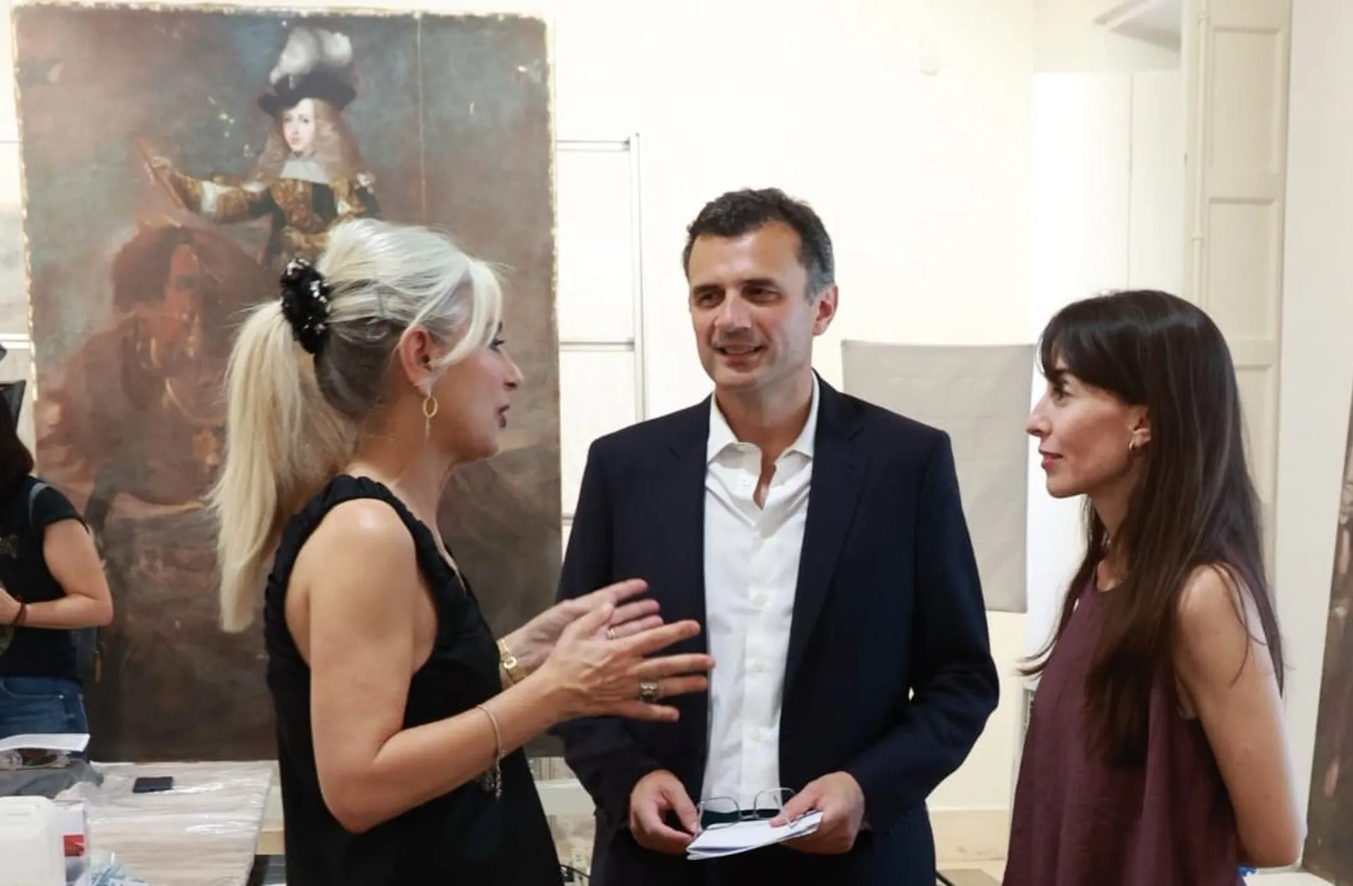 La consejera de Cultura, Patrimonio Histórico y Deporte, Patricia del Pozo con el retrato ecuestre del monarca al fondo