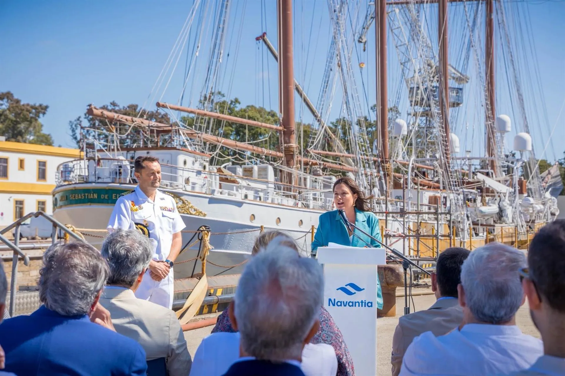 La alcaldesa de San Fernando anuncia el galardon ante el navio en un acto en Navantia