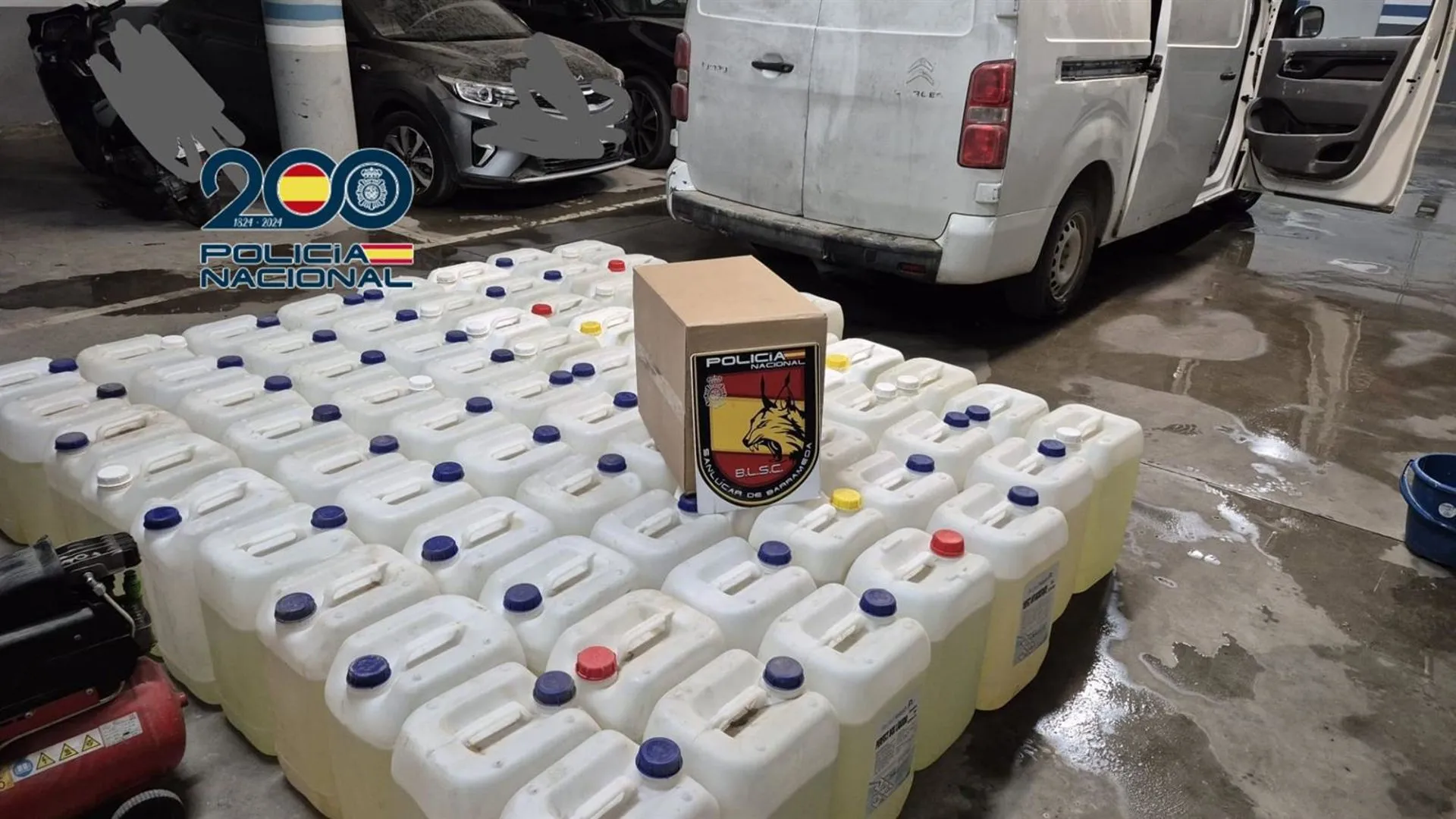 Petacas con el material incautado