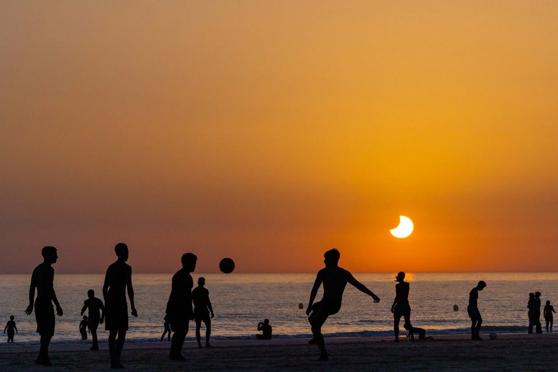 Momento del eclipse parcial visto desde la playa de Camposoto en San Fernando