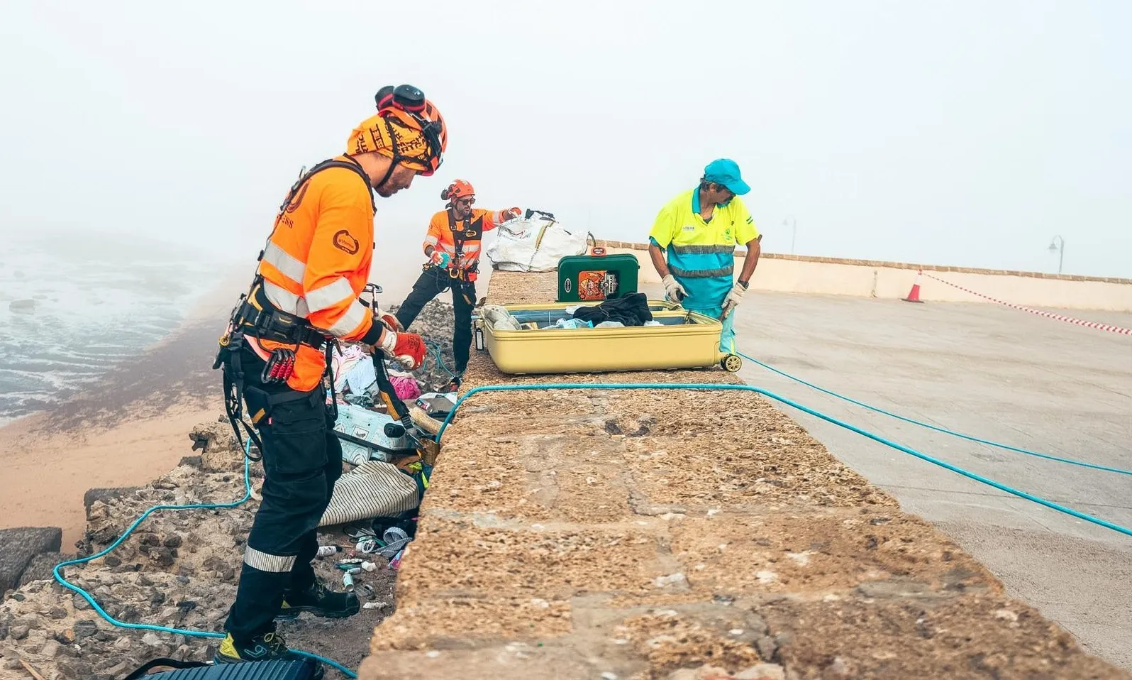 El Ayuntamiento de Cádiz procede a retirar la basura ubicada en el entorno de la Caleta.
