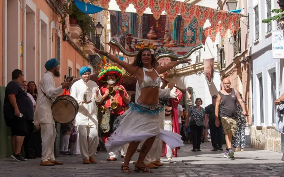 Con más de 40 puestos de artesanía y gastronomía, esta actividad es un gran atractivo desde hace décadas en la ciudad