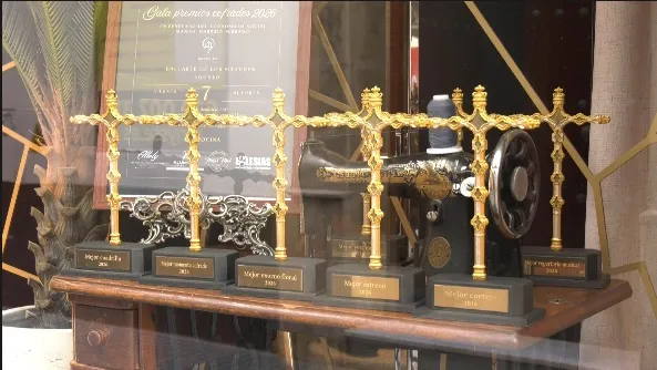 El galardón representa la característica Cruz de Guía de la hermandad decana