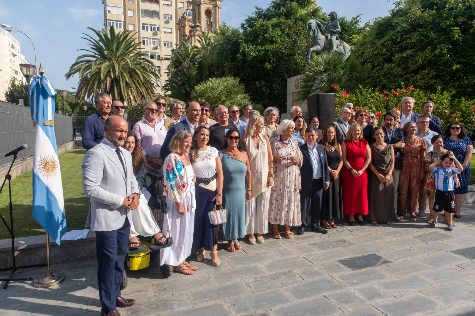 Asistentes tras la ceremonia celebrada este lunes en la capital gaditana